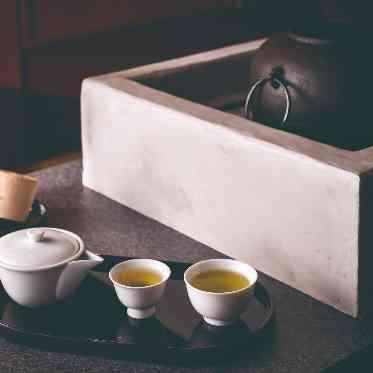 長良川清流ホテル 茶房では茶師が香り豊かなお茶を振る舞ってくれる