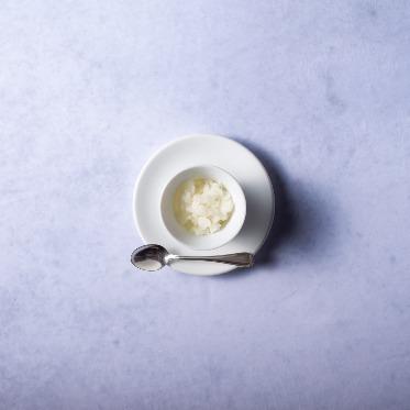 香り高い柚子を使用し、さっぱりと仕上げた一皿。お肉料理の前のお口直しに最適です