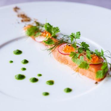 絶妙な火加減でレアに仕上げた佐賀玄界サーモン