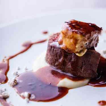 しっとりと低温で焼き上げた国産牛フィレと濃厚フォアグラトリュフを使ったソースと