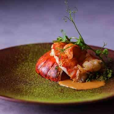 豪快に焼き上げたカナダ産オマール海老 濃厚なアメリケーヌソースと抹茶の香り