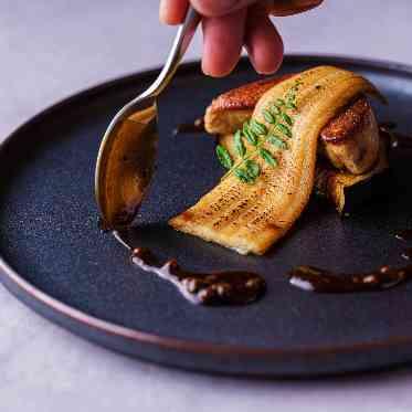 きめ細やかで濃厚なフォアグラと柔らかく仕上げた煮穴子のマリアージュ