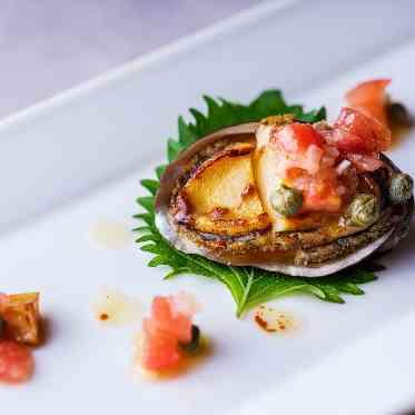 柔らかく蒸しあげソテーした鮑