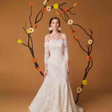 袖付きのドレスもエレガントでオシャレ