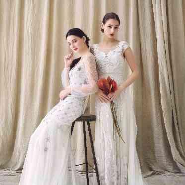 袖付きのドレスもエレガントでオシャレ