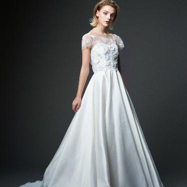 シルクが高貴な輝きを放つ艶やかなエレガントラインのドレスが豊富