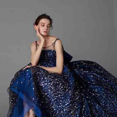 キラキラしたグリッターが魅力のドレス