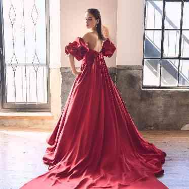 振り返りショットもオシャレに写る赤ドレス