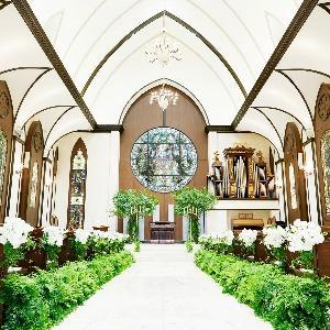 ステンドグラスが輝く『聖グロリアス教会』