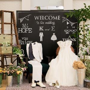 ラトリエ・ドゥ・マリエ ブラックボードのバックドロップはメイン席に設置するのはもちろんフォトスポットとし