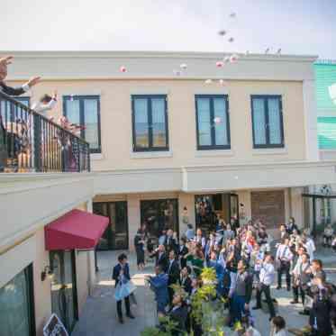 ラトリエ・ドゥ・マリエ 新郎新婦、親御様も一緒にお菓子まき!大人も本気モードで参加!