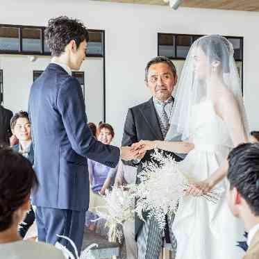 MAISON 8(メゾンエイト) 洗練されたシンプルな空間で大切なゲストに温かく見守られる繋がれた手と手