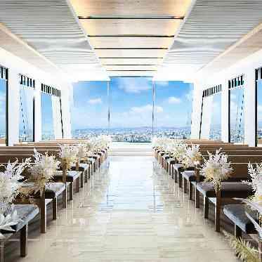 MAISON 8(メゾンエイト) 天空チャペルでは、お二人らしいオリジナル挙式とキリスト生歌教会式の選べるスタイル