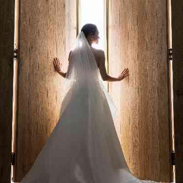 MAISON 8(メゾンエイト) 純白のドレスを身に纏い、ゲストの待つ光射すチャペルの扉を開けて。