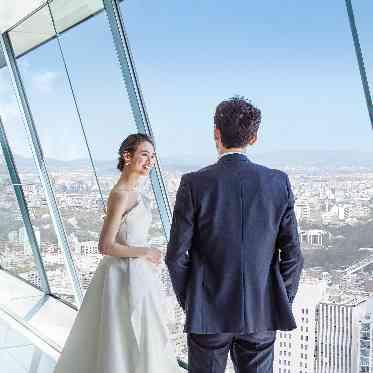 MAISON 8(メゾンエイト) 祭壇の先に広がるのは、どこまでも続く名古屋の街並みと絶景。