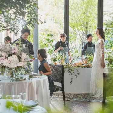 MAISON 8(メゾンエイト) 光がたっぷりと差し込むガラス窓のパーティ会場は、ガーデンにいるかのような開放感。