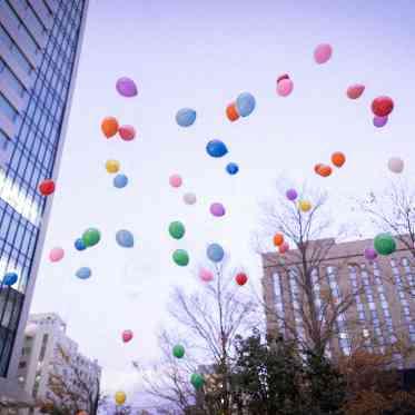 MAISON 8(メゾンエイト) カラフルに空を舞うバルーンリリースは圧巻の演出!ガーデンと眺望をどちらも堪能して