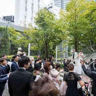 MAISON 8(メゾンエイト) 会場に併設するガーデンの階段でお菓子まきの演出も♪ゲストの笑顔がはじける時間。