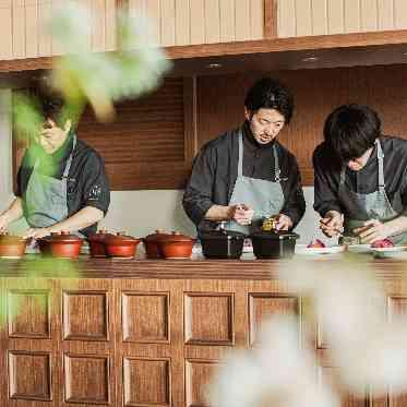 MAISON 8(メゾンエイト) 目の前で仕上げるオープンキッチンパフォーマンスで、五感で愉しむおもてなしを。