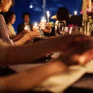 MAISON 8(メゾンエイト) 地上180mから夜景を眺めながらゲストと繋ぐキャンドルリレーの演出が人気。