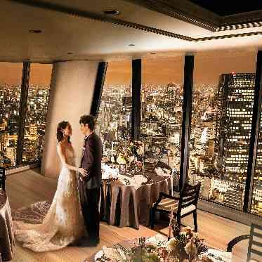 MAISON 8(メゾンエイト) 夜景の煌めきの中で繰り広げられるロマンティックなトワイライトウェディングも人気。