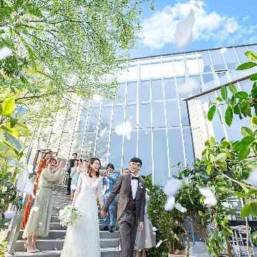 MAISON 8(メゾンエイト) 会場に併設した開放感溢れるガーデンテラスでは青空のもとで祝福のフラワーシャワーも