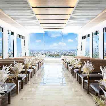 MAISON 8(メゾンエイト) 【chapel】きらめくミラーに映し出される空と神秘的な光が印象的な眺望チャペル