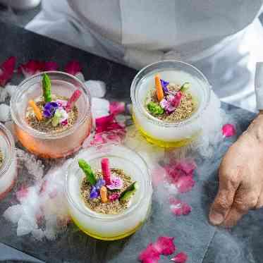 MAISON 8(メゾンエイト) 香りと彩りが華やかなドライアイス演出は、パーティの始まりに相応しいお口取りで用意