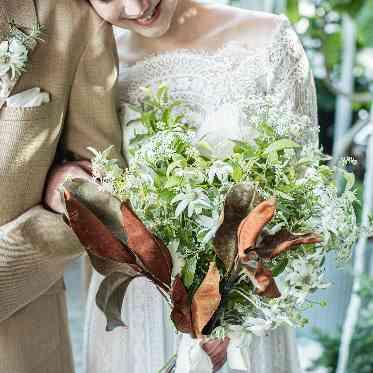 MAISON 8(メゾンエイト) ナチュラルな印象のドレスに合わせたコーディネートやブーケも人気。