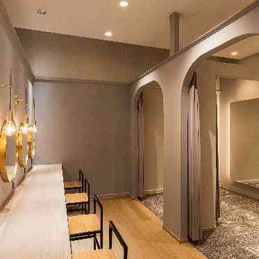 MAISON 8(メゾンエイト) ゲストのヘアセット・着付けができる更衣室も完備。