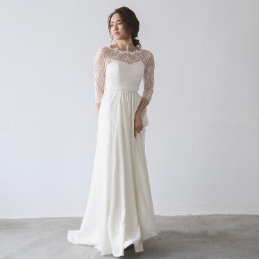 MAISON 8(メゾンエイト) ラインが美しいドレスを取り揃え