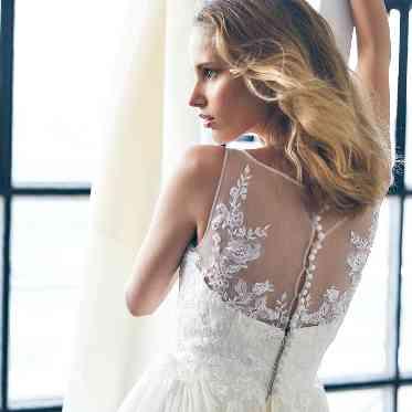 MAISON 8(メゾンエイト) おしゃれなバックデザインドレスは前撮りでも人気