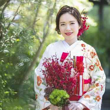 MAISON 8(メゾンエイト) 部分添えの花柄デザインは装花によって変化を楽しむことができます