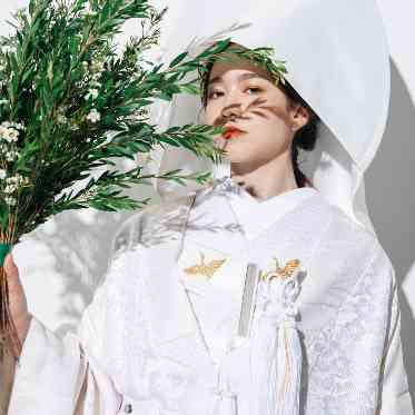 MAISON 8(メゾンエイト) 小物のアレンジでより白無垢の魅力を引き出して