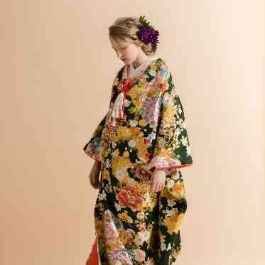 MAISON 8(メゾンエイト) 落ち着きのある色に華やかな刺繍が施されたデザインは趣を感じる一枚