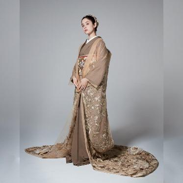 MAISON 8(メゾンエイト) 重厚かつモダンなベージュとエンブロイダリーレースを全体に使用した華麗な打掛