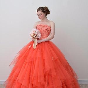 パッと目立つオレンジ色のドレスはガーデンで映えること間違いなし！