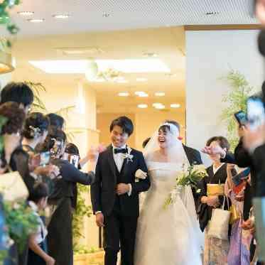 たくさんの笑顔と祝福に包まれたフラワーシャワー。