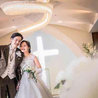 ホテルクラウンパレス浜松 全天候型チャペルだから天候に左右されません。自然光も差し込む明るいチャペルです。