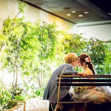 自然光が差し込むチャペルガーデンでの撮影。