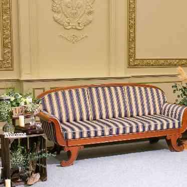 ホテルクラウンパレス浜松 おふたりのメイン席をソファー席に!肩ひじ張らないパーティにはピッタリです。