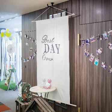 ホテルクラウンパレス浜松 会場隣接するホワイエは自由にアイテム飾り付け可能。おふたりらしさを表現してみて。