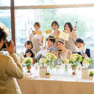 ホテルクラウンパレス浜松 自然光が差し込む明るい披露宴会場です。