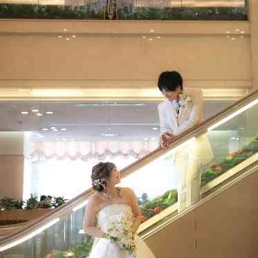 ホテルクラウンパレス浜松 正面玄関を入ると2階吹き抜けの開放感あるロビー