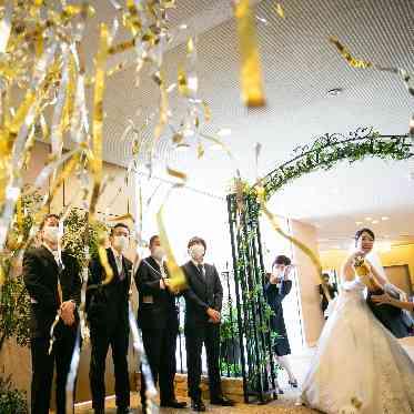 ホテルクラウンパレス浜松 ガーデンでのダイナミックな演出も可能です。サプライズ好きなお二人にオススメ!