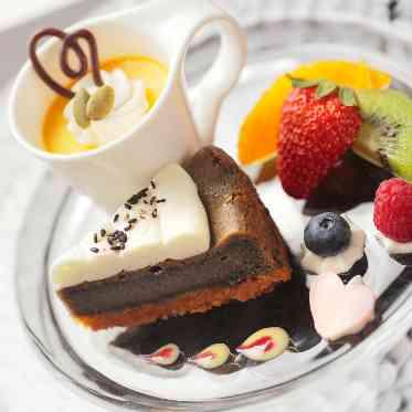 ホテルクラウンパレス浜松 濃厚なかぼちゃのプリンと黒ゴマのチーズケーキがマッチする人気のスイーツです。