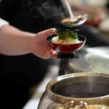 好きな具材を入れて自分で作るお茶漬け。和食のプロが作るダシで食べる絶品料理です。