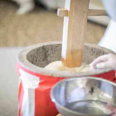 ホテルクラウンパレス浜松 新郎新婦含めてゲストも参加できるおもちつき。ついたおもちは送賓用の大福餅に。