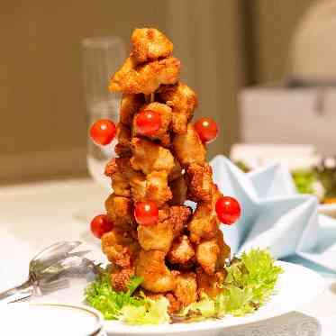 ホテルクラウンパレス浜松 新郎友人テーブルには装花の代わりに唐揚げタワーを装飾してお腹も大満足。