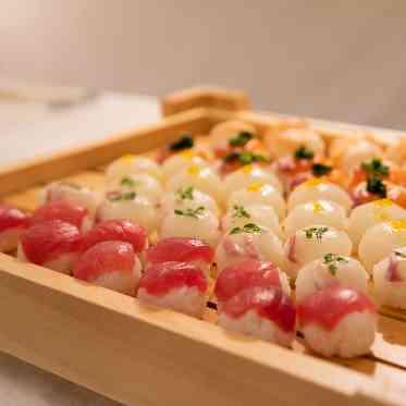ホテルクラウンパレス浜松 料理メニューにある手毬寿司をブッフェスタイルとしておもてなしも可能。
